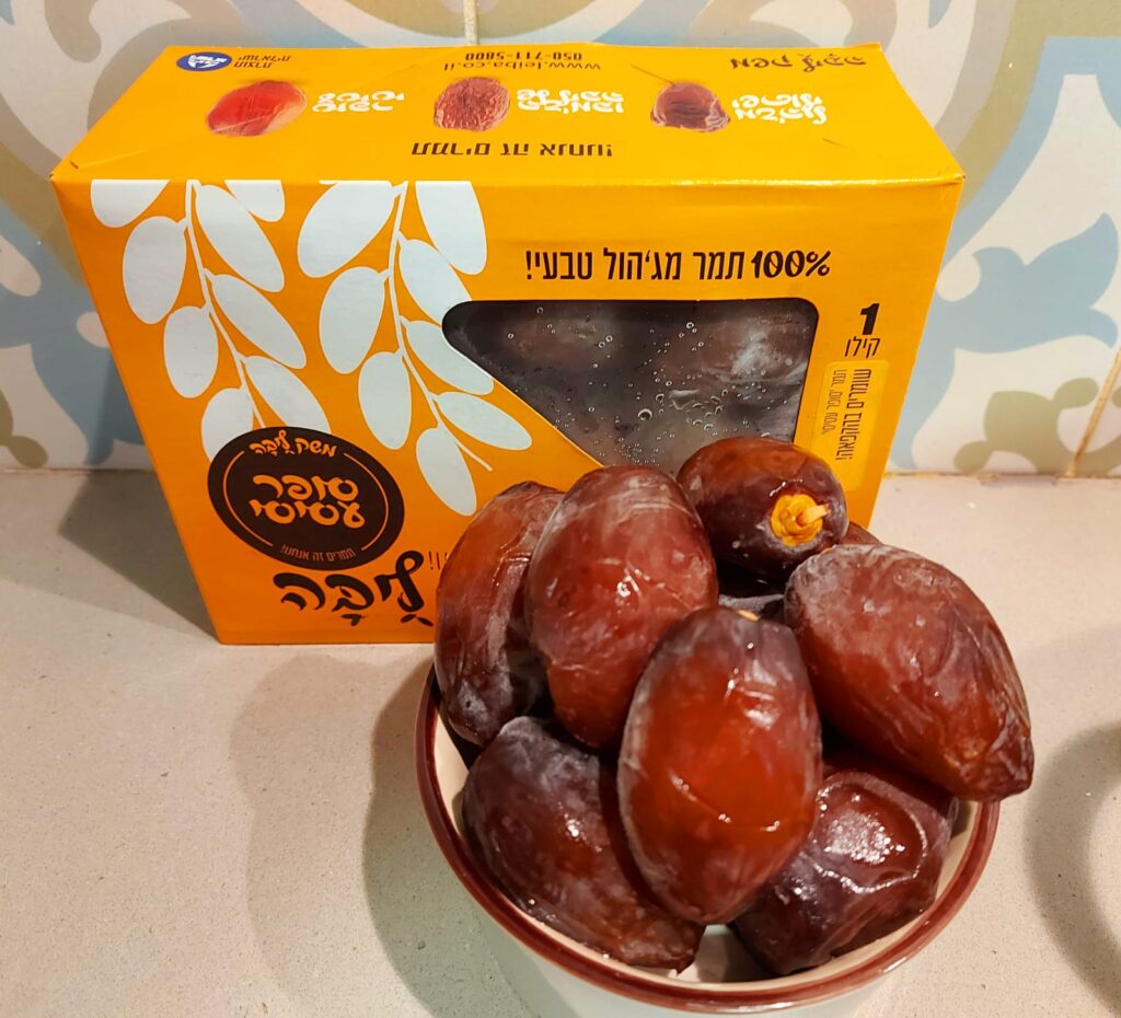 תמרי סופר עסיסי בקערה לצד אריזת משק ליבה